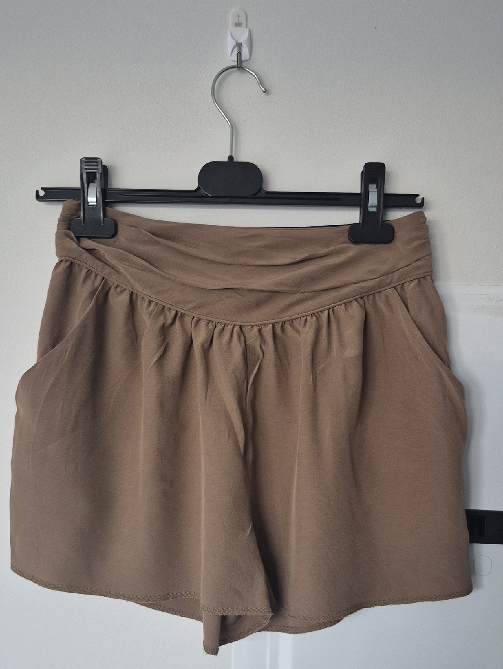 Wilfred By Aritzia Silk Taupe Shorts Size Small